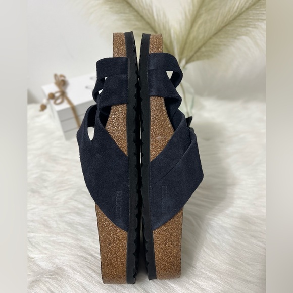 BIRKENSTOCK WOMEN'S LUGANO MIDNIGHT
Regular price Size 43 - Picture 4 of 7